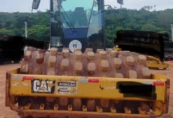 Rolo Compactador Caterpillar CP54B 2015 – 10.000 Horas, Excelente Estado