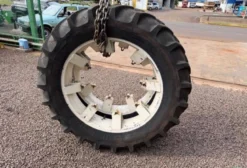 Par de Pneus Agrícolas Finos 12.4-36 Goodyear Usados com Câmara e Rodas