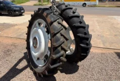 Par de Pneus Agrícolas 12.4-38 Usados com Roda e Centro - Goioerê/PR