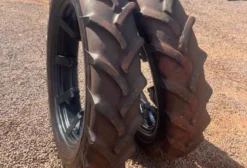 Par de Pneus Finos Pirelli 12.4-38 Usados - Goioerê/PR