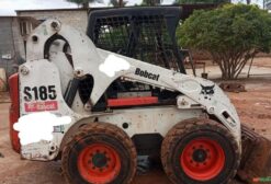 Mini Carregadeira Bobcat S185 2008 com 7.348h e Pneus Novos em Goiânia/GO