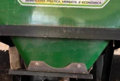 Semeadora Elétrica VT-TEC MULT80 2023 - Seminova com Apenas 10 ha