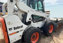 Mini Carregadeira Bobcat S650 2011 – Vassoura e Caçamba – 5.300h