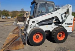 Mini Carregadeira Bobcat S650 2011 - Cabine Fechada com A/C, 5.300h