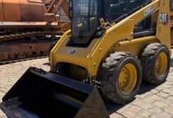 Mini Carregadeira Caterpillar 226B3 2023 – 3.150 Horas, Cabine Fechada c/ Ar Condicionado