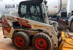 Mini Carregadeira Bobcat S450 Ano 2024 com Roçadeira e Caçamba - 1.000 Horas, Motor Kubota 49HP