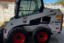 Mini Carregadeira Bobcat S450 2022 - 2.800h, Motor Kubota 49 HP, Capacidade 590 kg