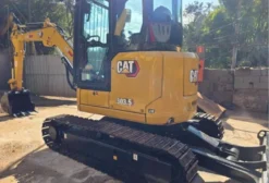 Mini Escavadeira Caterpillar 303.5 CR 2023 - Único Dono, 3.273 Horas Trabalhadas