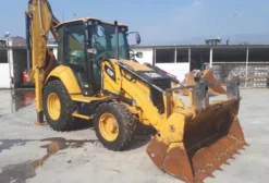 Retroescavadeira Caterpillar 428F2 2020 - 2.800 horas - São Luiz do Paraitinga/SP