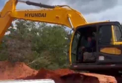 Escavadeira Hyundai R220L 2016 - 8.200h - Goiânia/GO