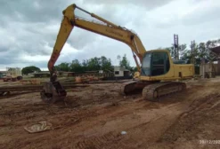 Escavadeira Komatsu PC 200 Ano 2005 com Garras Florestal e Normal