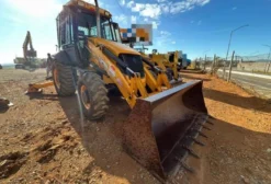 Retroescavadeira JCB 3C 4x4 Cabinada 2015 - 4.900h - Betim/MG