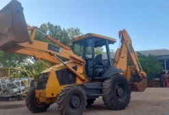 Retroescavadeira JCB 214C 4x4 com Motor Novo e Garantia - Pronta para Trabalho