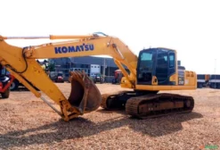 Escavadeira Komatsu PC210 2022 – 2.200 Horas, Ótimo Estado – Cuiabá/MT
