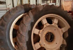 Kit de Pneus Finos e Rodas para Trator New Holland 7630 – Usado