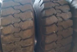 Par de Pneus 20.5-25 Usados para Carregadeira - Toledo PR