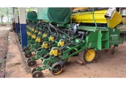 Plantadeira John Deere 2122 CCS 2009 - 22 Linhas - R$ 330.000