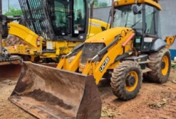 Retroescavadeira JCB 3C 4x4 Ano 2012 Motor Aspirado Cabine Fechada