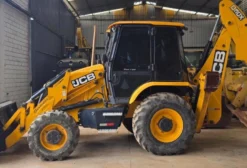 Retroescavadeira JCB 3CX 4x4 Ano 2023 – 4.400h – Cabine Fechada com Ar Condicionado