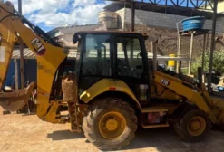 Retroescavadeira Caterpillar 416 4x4 2022 – Único Dono – 4.520h – NF Origem – R$ 300.000