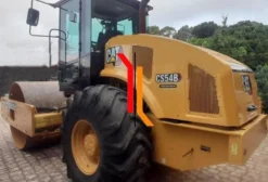 Rolo Compactador Caterpillar CS54B Ano 2015 Usado em Curitiba/PR