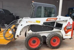 Mini Carregadeira Bobcat S450 Ano 2024 com Roçadeira e Caçamba