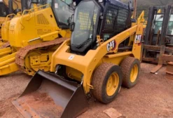 Mini Carregadeira Caterpillar 226B 2015 – 5.900 e 7.700 Horas