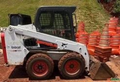 Mini Carregadeira Bobcat S450 2019 – Cabine Fechada com Ar Condicionado