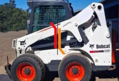 Minicarregadeira Bobcat S650 2014 – 2.390h Originais com Concha, Vassoura e Tanque de Água