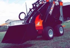Mini Carregadeira Multifuncional Tractor P800 - 16HP Diesel