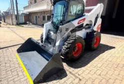 Mini Carregadeira Bobcat S850 2011 – 5.600 Horas, Motor Novo, Ar Condicionado e Hi-Flow