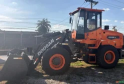 Pá Carregadeira Develon SD200-3 Ano 2023 – 3.500h Cabine Fechada com Ar Condicionado