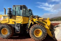 Pá Carregadeira Komatsu WA320 2021 – 14.500 kg – Usada