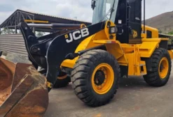 Pá Carregadeira JCB 422ZX Ano 2024 Seminova - 800 Horas - Máquina em Estado de Nova