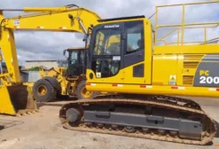 Escavadeira Komatsu PC200 2018 – Único Dono, 8.000h, Nota Fiscal – R$ 360.000