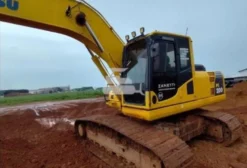 Escavadeira Komatsu PC200-8M0 2019 – 9.696h – Revisada e Pronta para Operar