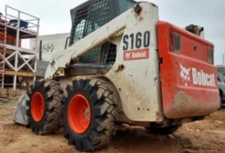 Pneu Semi-Maciço 10x16.5 para Bobcat – Reforçado com Carcaça de Avião (48 Lonas)