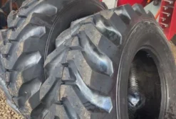 Par de Pneus Goodyear 19.5×24 Ressolados para Tratores e Máquinas Agrícolas