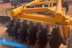 Grade Aradora Pesada 14 Discos 32/33 Pol. Controle Remoto Hidráulico Usada