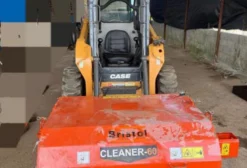 Mini Carregadeira Case SV185B 2011 com Vassoura e Caçamba