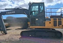 Escavadeira John Deere 210G 2018 – Único Dono com NF de Origem e 15.000 Horas