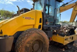 Rolo Compactador New Holland VP110 2023 – Liso com Kit Pata, Traçado, Único Dono, 600h
