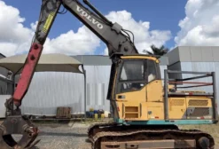 Escavadeira Florestal Volvo EC220DL Ano 2016 – Cabine Elevada, Garra de Carregamento, 16.000h