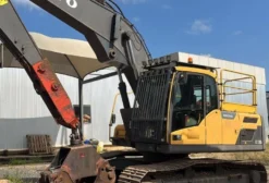 Escavadeira Volvo EC220DL 2022 - Garra de Carregamento, Cabine Elevada, 6.000h - Único Dono