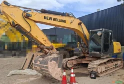 Escavadeira New Holland E215C EVO 2019 – Único Dono, 11.984h, NF Original