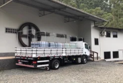 Carroceria Grade Baixa com Arcos e Lona para Caminhão – Usada