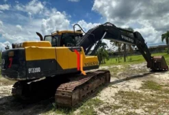 Escavadeira Hidráulica Volvo EC220D 2014 - 11.330h - Curitiba/PR