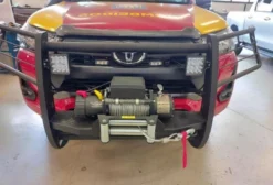 Protetor Frontal Quebra-Mato com Base para Guincho Elétrico – Aço Reforçado