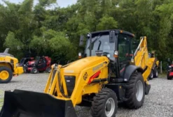 Retroescavadeira Manitou MBL-X 900 – Potência e Robustez para Obras e Agricultura