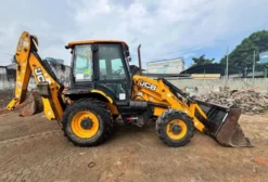 Retroescavadeira JCB 3CX 2019 com 3ª Função e Caçamba Articulada